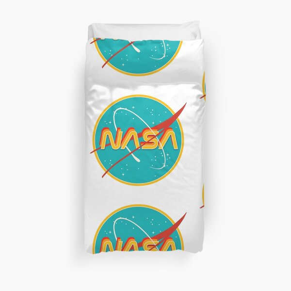 Bitte melden Sie sich, wenn Sie sie sehen. *
NEUES UND VERBESSERTES DESIGN!
**** pastellrosa Version hier: https://www.redbubble.com/people/r0undincircles/works/36626860-nasa-pastel-pink?asc=u&p=sticker Bettbezug