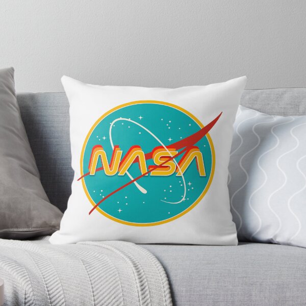 por favor informe si los ve. *
¡DISEÑO NUEVO Y MEJORADO!
**** Versión rosa pastel aquí: https://www.redbubble.com/people/r0undincircles/works/36626860-nasa-pastel-pink?asc=u&p=sticker Cojín