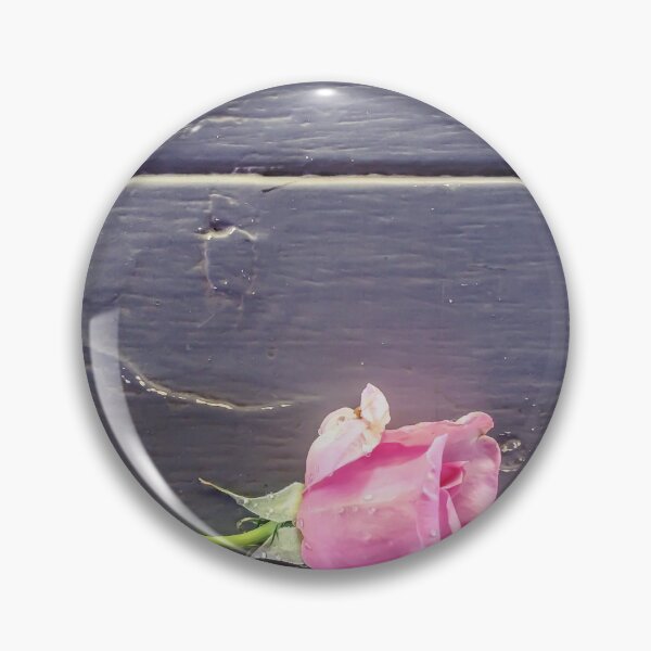 Artikelvorschau, schöne frische rosa Rose auf dem Holztisch entworfen und verkauft von Mrvell.