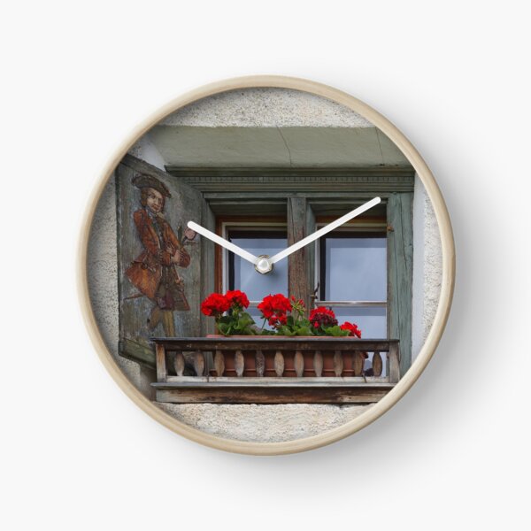Dekorierte Fenster und Geranien Uhr