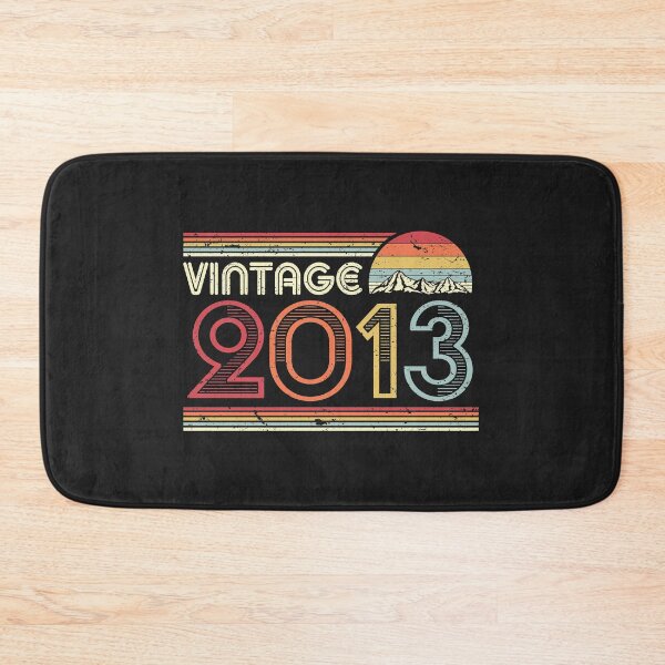 Aperçu de l'œuvre Impression vintage 2013, cadeau d'anniversaire Tee. Graphique de style rétro créée et vendue par PackAPunch.