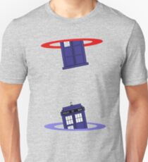 Polizeikasten in einem Portal. Unisex T-Shirt