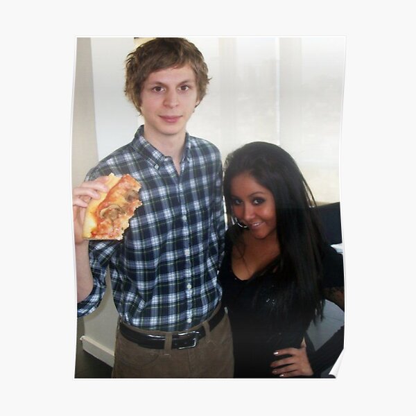 Michael Cera hält eine große Pizza neben Snooki Poster