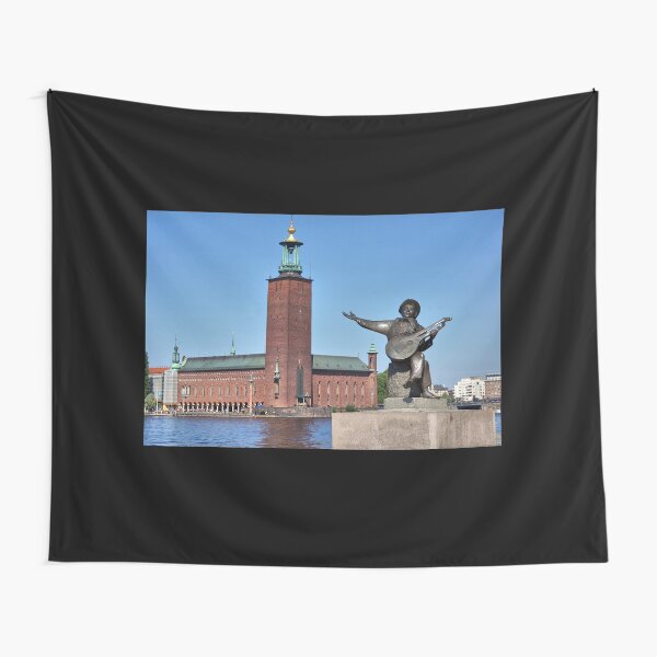 Artikel-Vorschau von Skulptur von Evert Taube, der die Laute mit Stockholmer Rathaus im Hintergrund spielt, designt und verkauft von Geoffrey Higges.