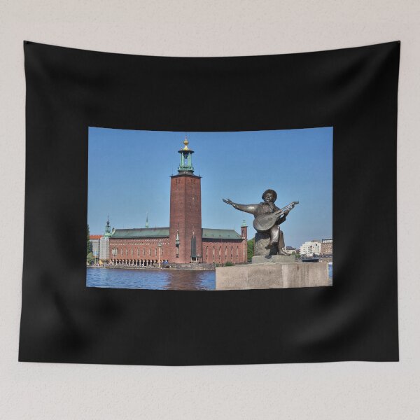 Artikelvorschau, Skulptur von Evert Taube, der die Laute mit Stockholmer Rathaus im Hintergrund spielt entworfen und verkauft von Geoffrey Higges.
