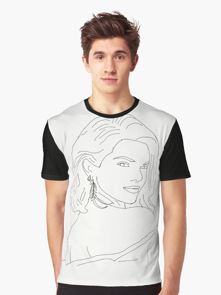 Aperçu 1 sur 5. T-shirt graphique avec l'œuvre Croquis de Kendall Jenner créée et vendue par BridgetRose115.