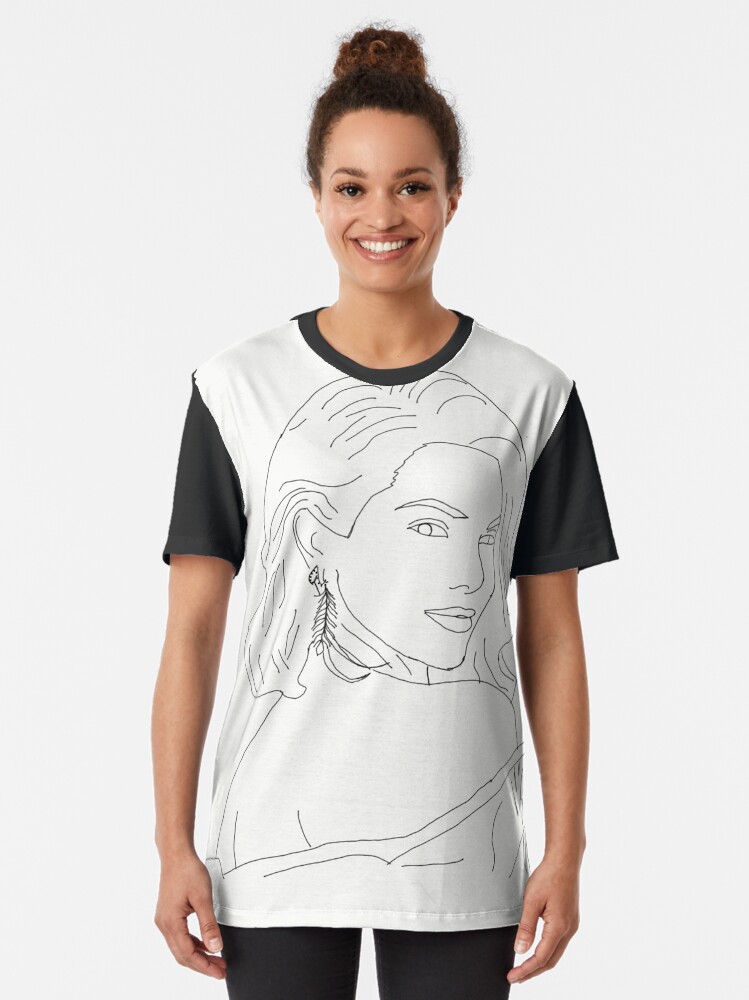 Aperçu 2 sur 5. T-shirt graphique avec l'œuvre Croquis de Kendall Jenner créée et vendue par BridgetRose115.