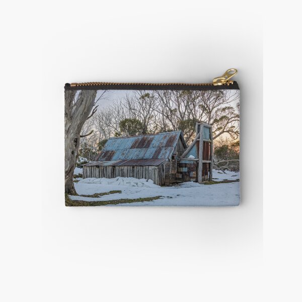 Artikelvorschau, Hütte im Schnee entworfen und verkauft von Mark Lucey.