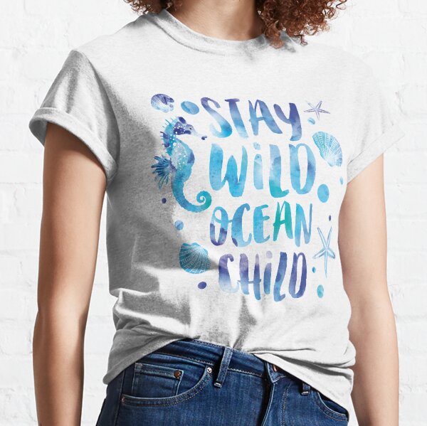 Vista previa del artículo con la obra «Stay Wild Ocean Child Cotización con caballitos de mar, conchas y estrellas de mar en acuarela», diseñado y vendido por KConfetti.