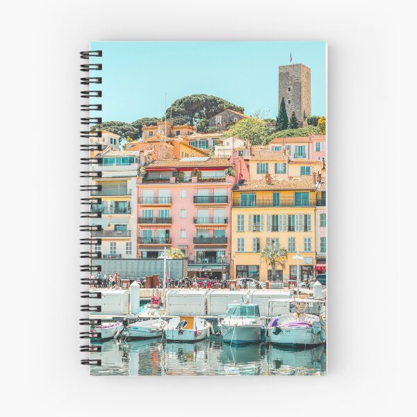 Artikelvorschau, Cannes City Print, Luxuriöse Yachten und Boote, Französische Riviera, Reisedruck, City Marina Port In France Poster, Farbige Häuser Fotografie, Buntes Zuhause, Wohnkultur, Wandkunstdruck entworfen und verkauft von radub85.
