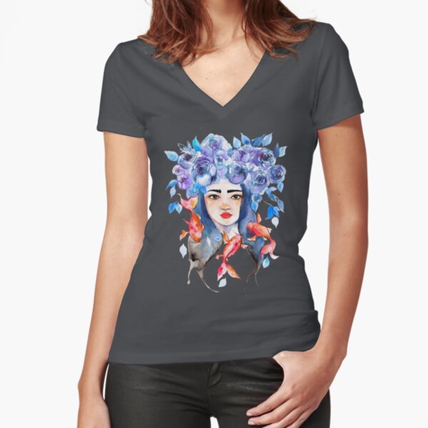 Jolie fille en couleur avec des poissons japonais koi en aquarelle T-shirt moulant col V