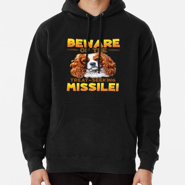 Vista previa del artículo con la obra «King Charles Spaniel perro cuidado con el regalo buscando misiles», diseñado y vendido por fantasticdesign.