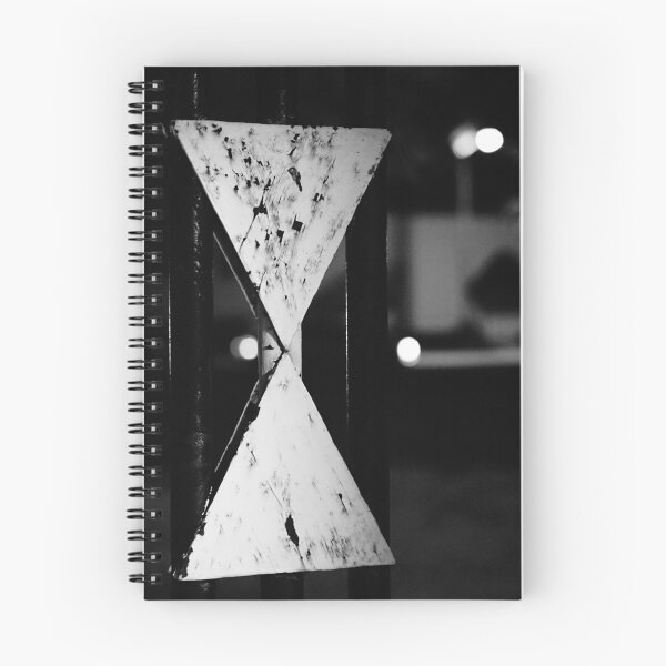 Aperçu de l'œuvre Triangles métalliques à côté de la brique - noir et blanc créée et vendue par Kyle West.