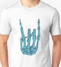 Rock auf Skelett Hand - blau Slim Fit T-Shirt