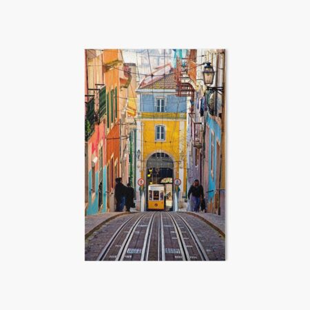 Artikel-Vorschau von Lissabon, Portugal Straßenbahn auf den Straßen der Stadt, designt und verkauft von MindChirp.