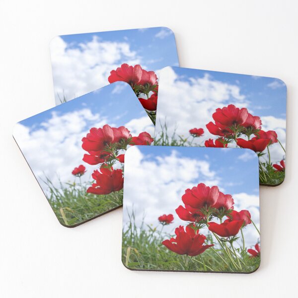 Artikelvorschau, Red natural anemones coronaria flowers in bloom in green grass against blue sky with clouds entworfen und verkauft von EG Creativity Art.