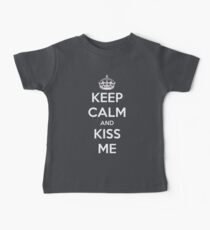 Bleib ruhig und küss mich Baby T-Shirt