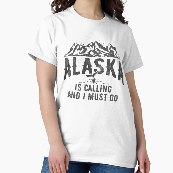 Artikel-Vorschau von Alaska ruft und ich muss gehen Berge Landschaft Lustiges Reisezitat, designt und verkauft von alenaz.