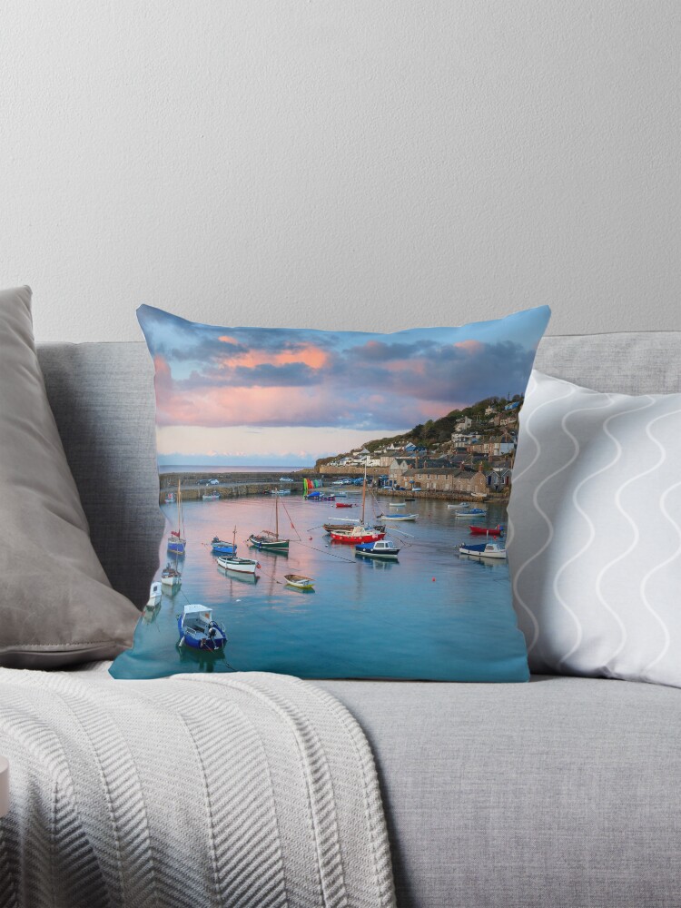 Aperçu 1 sur 4. Coussin avec l'œuvre Mousehole at Sunrise créée et vendue par bitm2007.