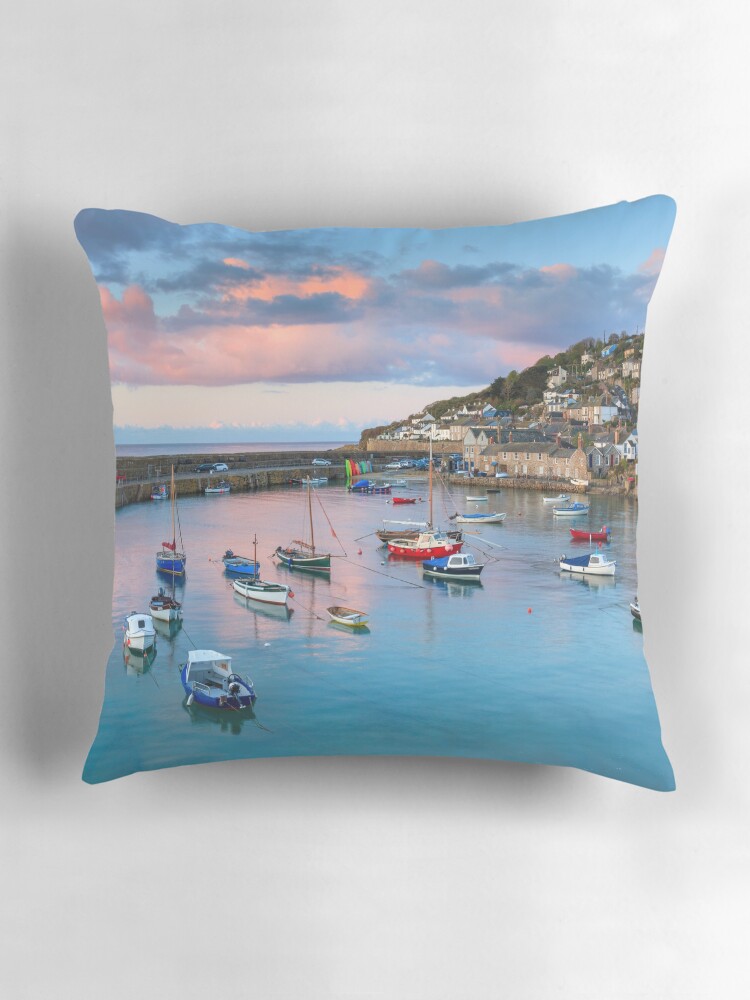 Aperçu 3 sur 4. Coussin avec l'œuvre Mousehole at Sunrise créée et vendue par bitm2007.