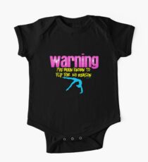 Gymnastik - Warnung Ich bin dafür bekannt, ohne Grund zu drehen Baby Body Kurzarm