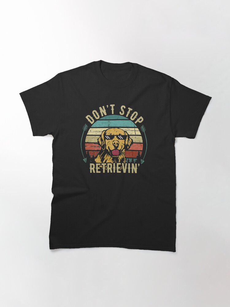 Imagen 3 de 7, Camiseta clásica con la obra No dejes de recuperar las gafas de sol divertidas de los colores de Golden Retriever Dog Vintage Design, diseñada y vendida por alenaz.