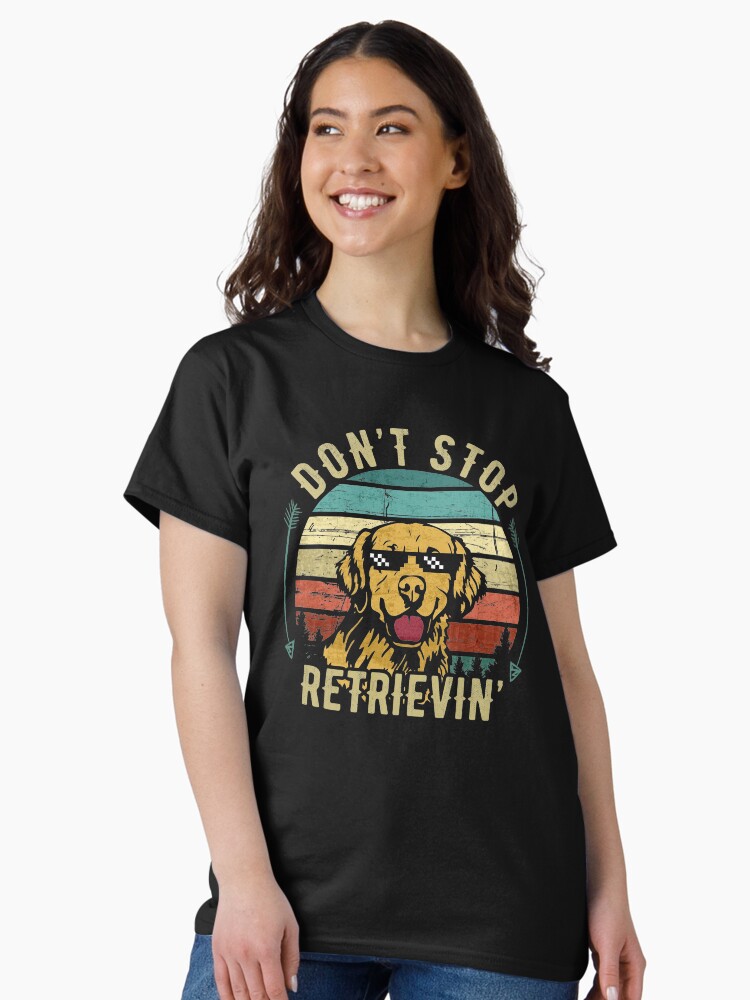 Imagen 1 de 7, Camiseta clásica con la obra No dejes de recuperar las gafas de sol divertidas de los colores de Golden Retriever Dog Vintage Design, diseñada y vendida por alenaz.
