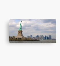Lienzo Lady Liberty looking over the City.