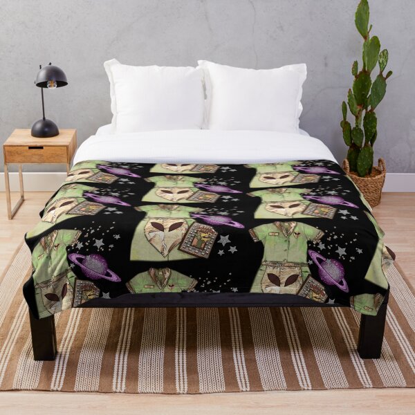 "Roswell TV show Liz Parker work uniform " Throw Blanket by shesxmagic