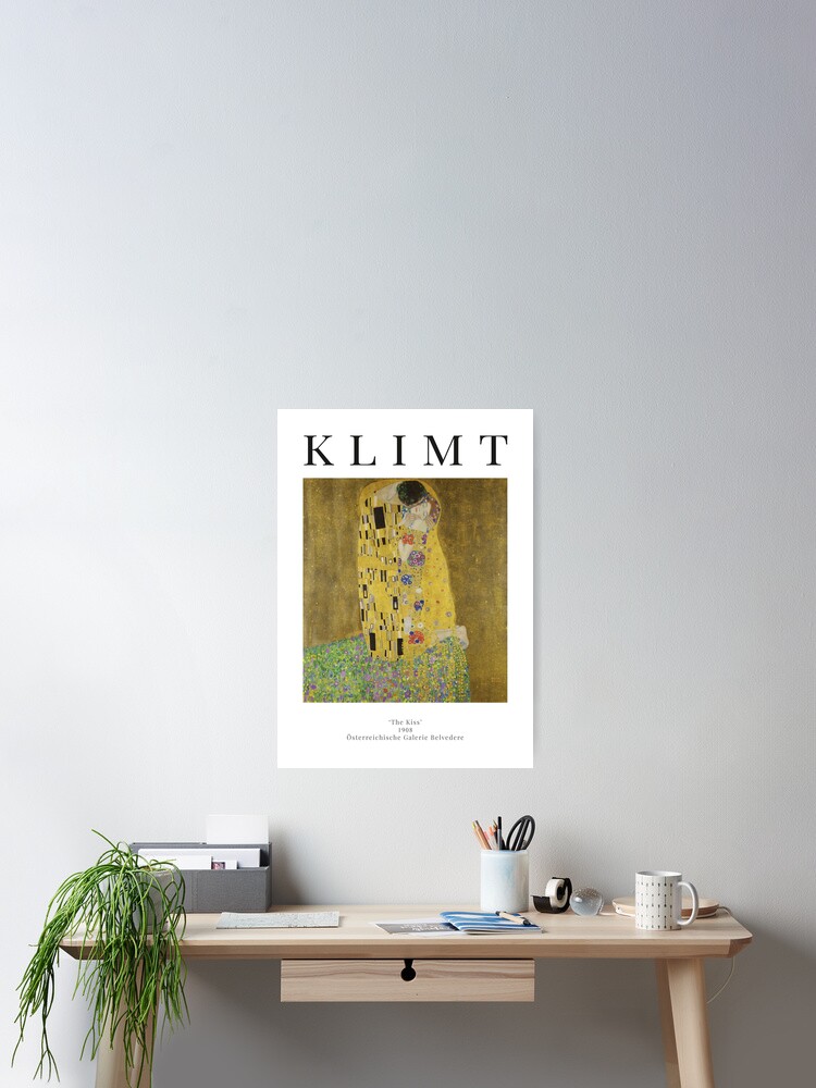 Aperçu 2 sur 3. Poster avec l'œuvre Le Baiser - Gustav Klimt - Affiche d'exposition créée et vendue par studiofrivolo.