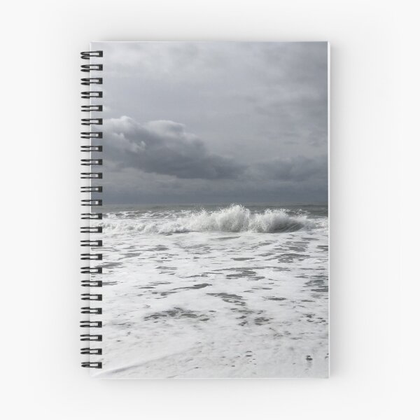 Aperçu de l'œuvre Vagues de l'océan sur une journée sombre créée et vendue par Quaint.