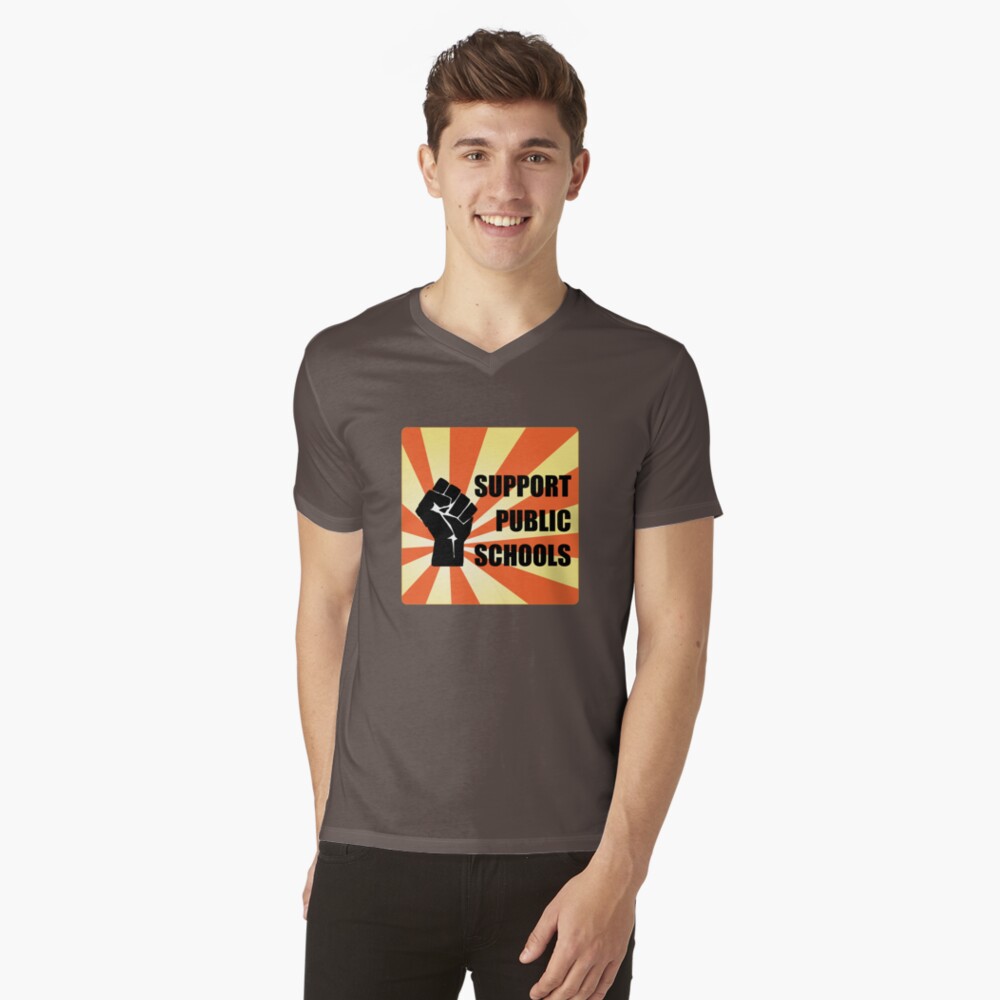 Vista previa del artículo con la obra «Camiseta de cuello en V», diseñado y vendido por ResistNow.