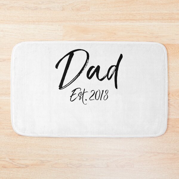 Aperçu de l'œuvre Cute Dad Est. 2018 Father's Day Gift créée et vendue par TNDesignStudio.
