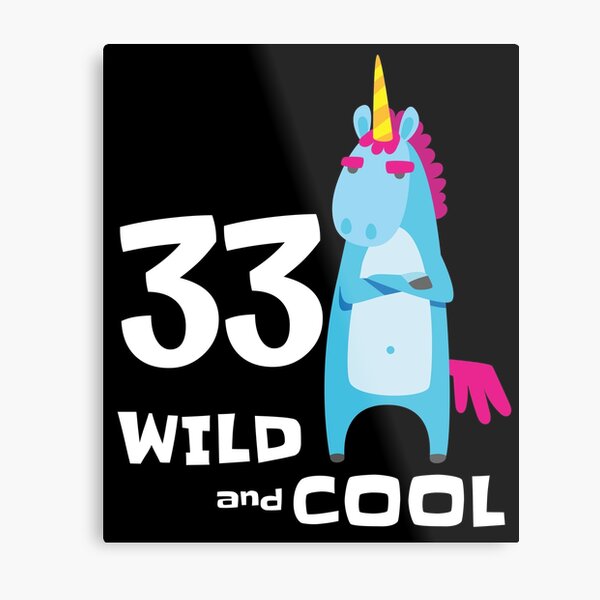 Unicornio divertido 33 Bday Outfit para él Su regalo de cumpleaños número 33 Wild & Cool Treinta y tres años Bday Party Lámina metálica