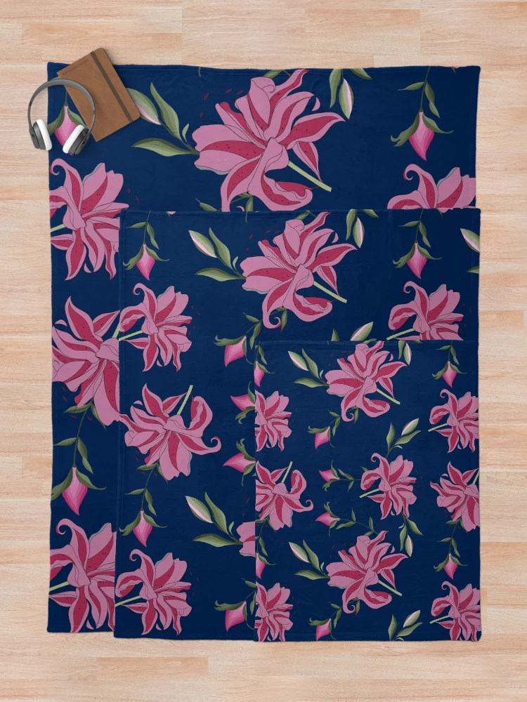 Imagen 5 de 6, Manta con la obra LIRIO, diseñada y vendida por Rococodesigns.