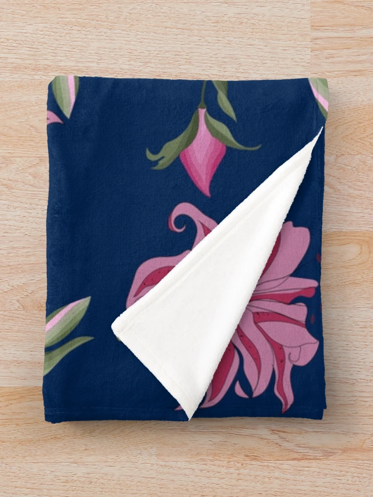 Imagen 3 de 6, Manta con la obra LIRIO, diseñada y vendida por Rococodesigns.