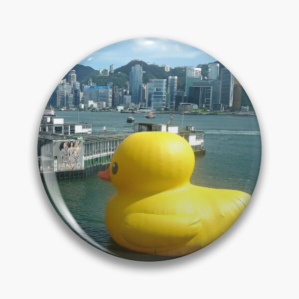 Artikelvorschau, Riesige Gummiente in Hongkong entworfen und verkauft von Linda Walsh.