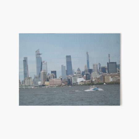 Artikel-Vorschau von Boot auf dem Hudson River, Skyline von Manhattan, New York City, designt und verkauft von lenspiro.