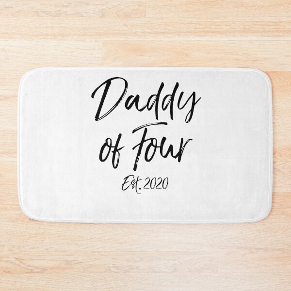 Aperçu de l'œuvre Daddy of Four Est. 2020 Father's Day Gift créée et vendue par TNDesignStudio.