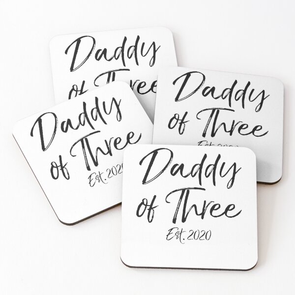 Artikelvorschau, Daddy of Three Est. 2020 Father's Day Gift entworfen und verkauft von TNDesignStudio.