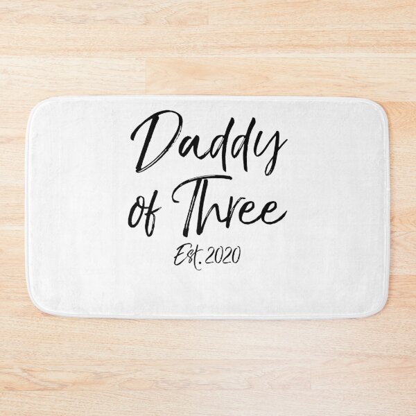 Aperçu de l'œuvre Daddy of Three Est. 2020 Father's Day Gift créée et vendue par TNDesignStudio.
