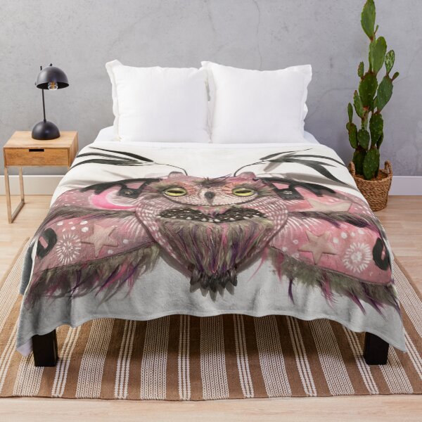 Aperçu de l'œuvre Assemblage d'art Fina Pink Moth avec fond blanc créée et vendue par Mutantland.