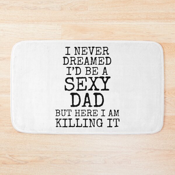 Aperçu de l'œuvre Funny I Never Dreamed I'd Be a Sexy Dad but Here I Am Killing it Father's Day Gift créée et vendue par TNDesignStudio.