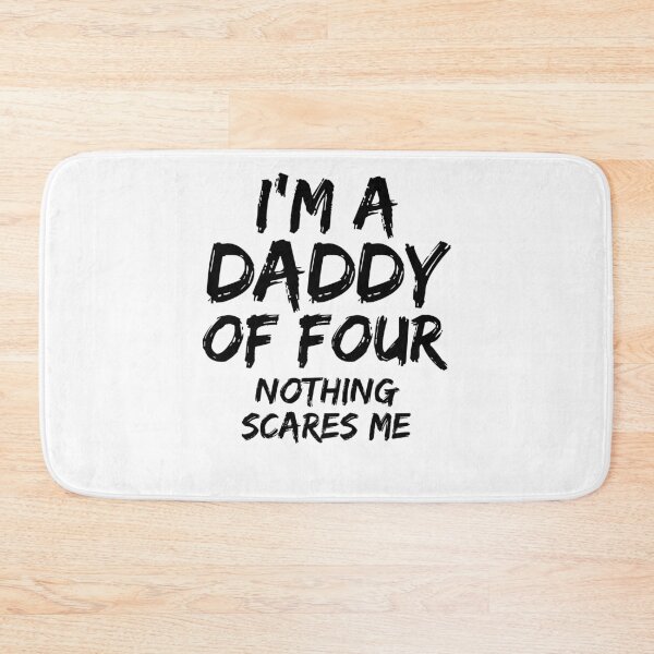 Aperçu de l'œuvre Funny I'm a Daddy of Four Nothing Scares Me Father's Day Gift créée et vendue par TNDesignStudio.