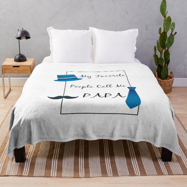Aperçu de l'œuvre Papa Shirt Sayings, Grandpa Shirt, Funny Papa Shirt, Gift For Grandpa, Fathers Day, Funny Shirt For Grandpa, My Favorite People Call me Papa créée et vendue par MJLdesigns.
