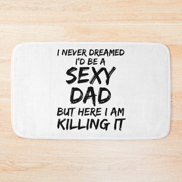 Aperçu de l'œuvre I Never Dreamed I'd Be a Sexy Dad but Here I Am Killing it Father's Day Gift créée et vendue par TNDesignStudio.