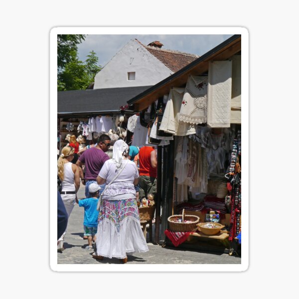 Vista previa del artículo con la obra «Mercado callejero, Bran, Transilvania, Rumania», diseñado y vendido por Margaret  Hyde.