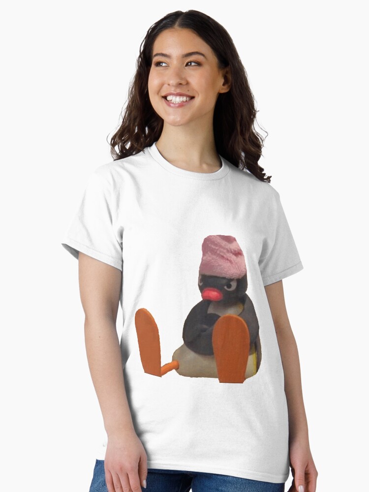 Imagen 2 de 7, Camiseta clásica con la obra Humor de pingüinos en la ducha, diseñada y vendida por Chrisafina.