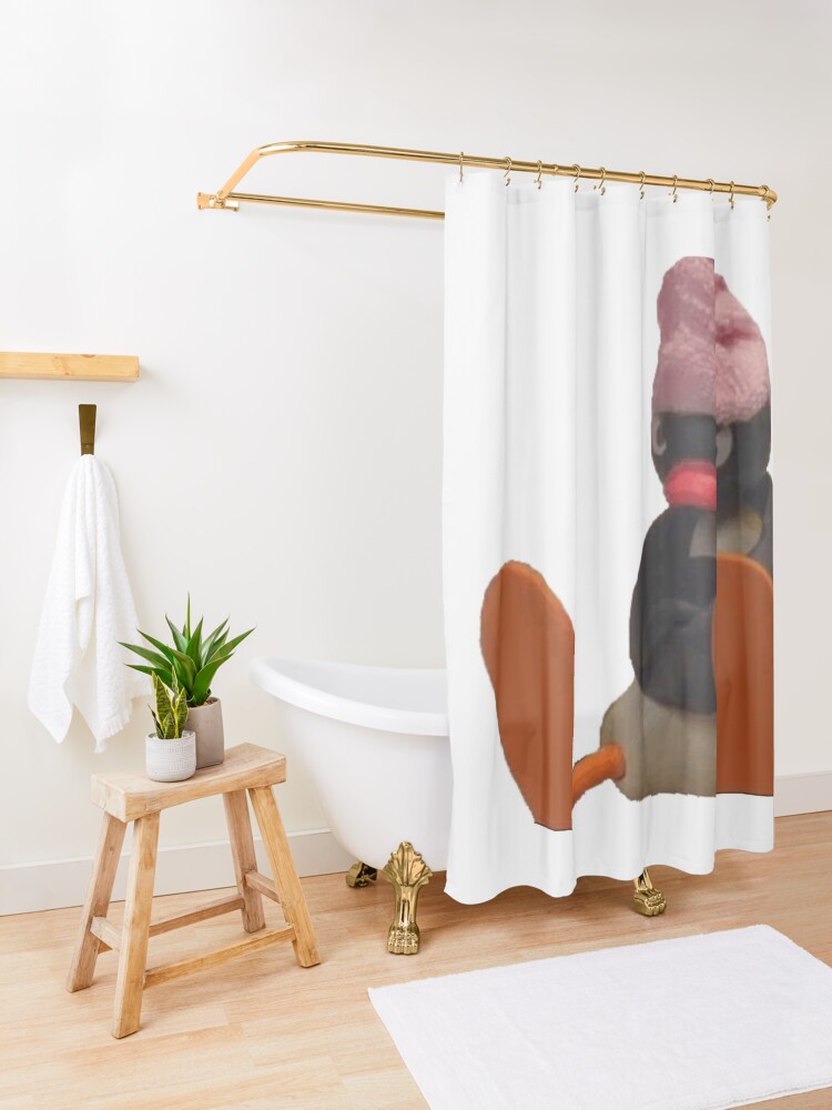Imagen 3 de 5, Cortina de ducha con la obra Humor de pingüinos en la ducha, diseñada y vendida por Chrisafina.