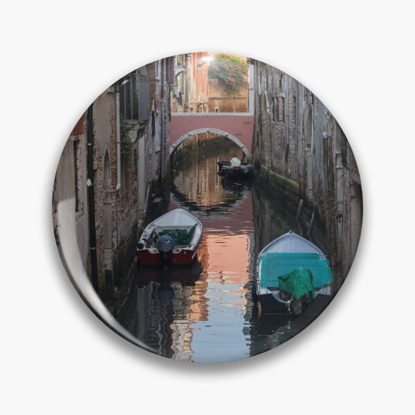 Artikelvorschau, Klassische venezianisch - rosa Brücken-kleiner Kanal und festgemachte Motorboote entworfen und verkauft von Georgia Mizuleva.